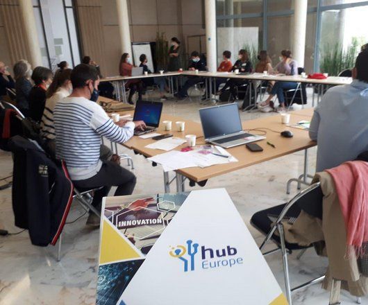 Photo de personnes assises autour d'une table en réunion