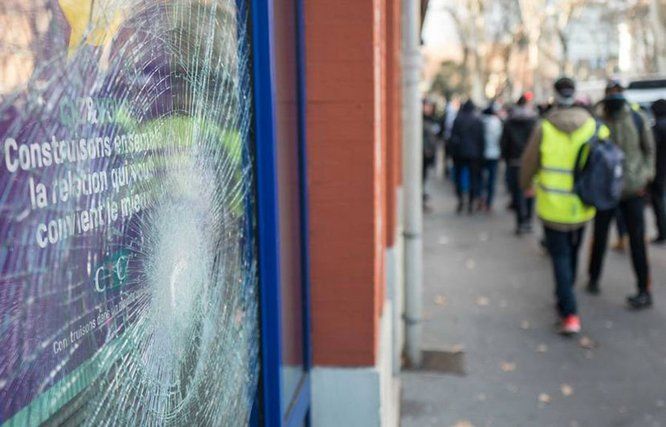 vitrine cassée et gilets jaunes