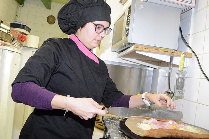 jeune professionnelle cuisinant une galette complète