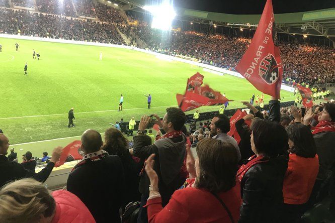 match de foot depuis les gradins remplis