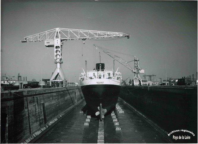 image d'archive des chantiers navals : un paquebot et des grues