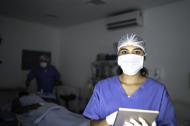 infirmière dans le bloc opératoire