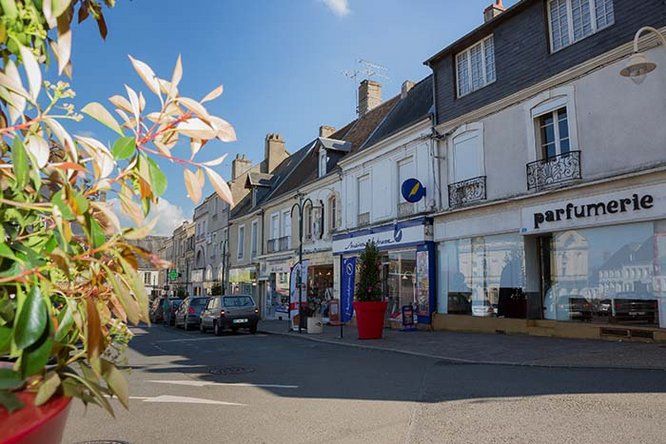 Une rue commerçante en Sarthe.