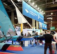 stand des Pays de la loire avec un catamaran et des visiteurs