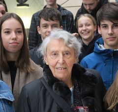 Yvette Levy entourée de lycéens