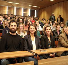 Dans un amphi, des lycéens, l'auteur sélectionné Olivier Liron, Isabelle Leroy et Barbara Noury