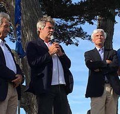 Inauguration de la Foiling school en compagnie de Gaël Brisson, vice-président du CNBPP, Serge Raphalen, président de la Ligue de Voiles des Pays de la Loire, et Franck Louvrier, conseiller régionale en charge du tourisme. Au centre, Yves Laine, maire du Pouliguen, Julien Bontemps et Loïc Peyron à droite