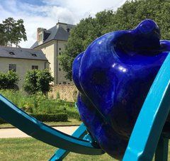 sculpture devant l'abbaye de Fontevraud